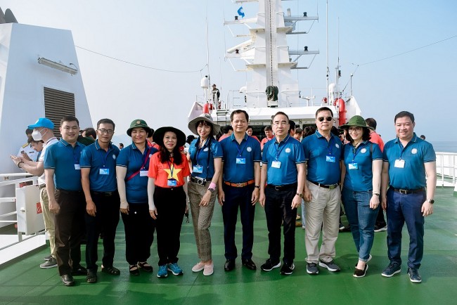 VUFO Delegation Visits Soldiers, Residents in Truong Sa Island District