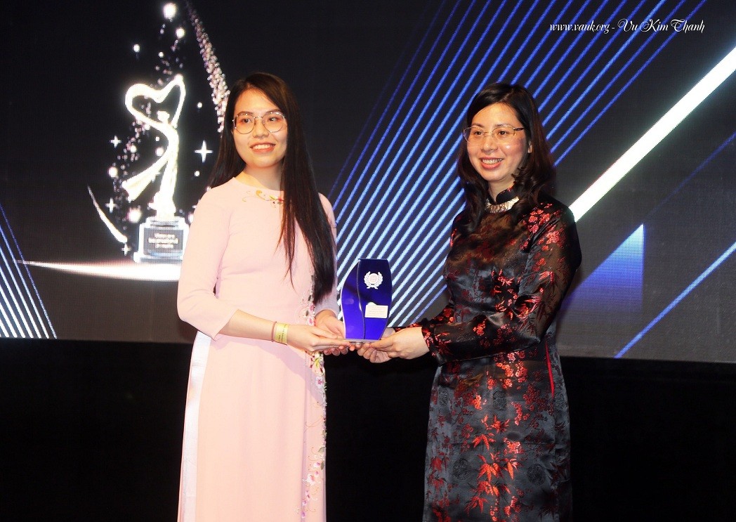 To Minh Thu, Deputy Ambassador of Vietnam in the UK, has presented  the Community Organisation of the Year award to the Vietnamese Intellectual Society in the UK and Ireland. Photo courtesy of Vu Kim Thanh