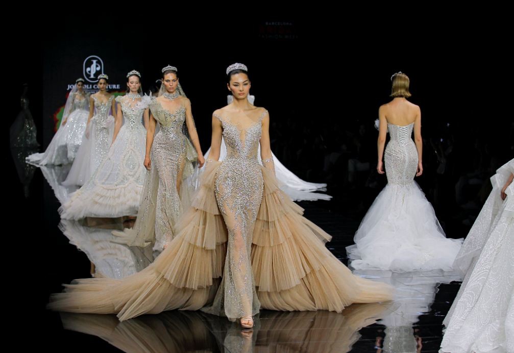 The technique of taking advantage of 3D folds and structures and sophisticated attachments make each costume of Pham Dang Anh Thu seem to captivate viewers. 