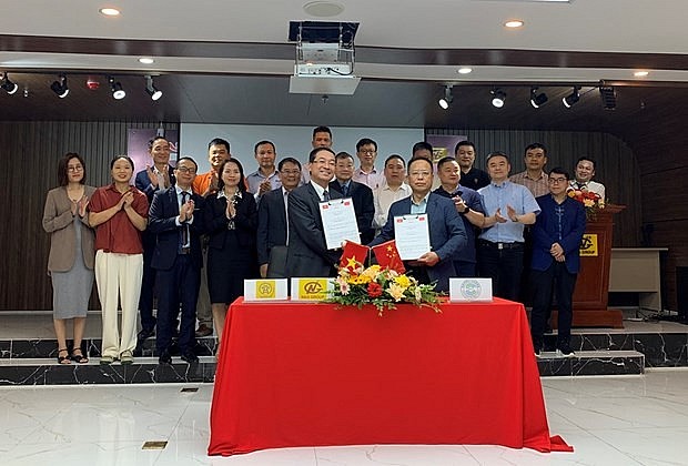 At the signing ceremony. (Photo: VNA)