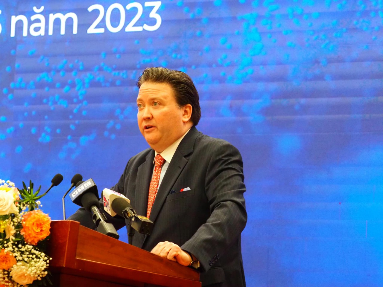 US Ambassador to Vietnam, Marc E. Knapper.