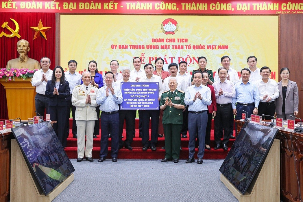 President Vo Van Thuong (second from left, front) and delegates at the launching ceremony of the programme. (Photo: 