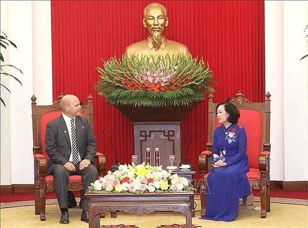 Politburo member and permanent member of the Communist Party of Vietnam (CPV) Central Committee's Secretariat Truong Thi Mai (R) receives Chairman of the Committee for the Defence of the Revolution of Cuba (CDR) Gerardo Hernandez Nordelo (Photo: VNA)