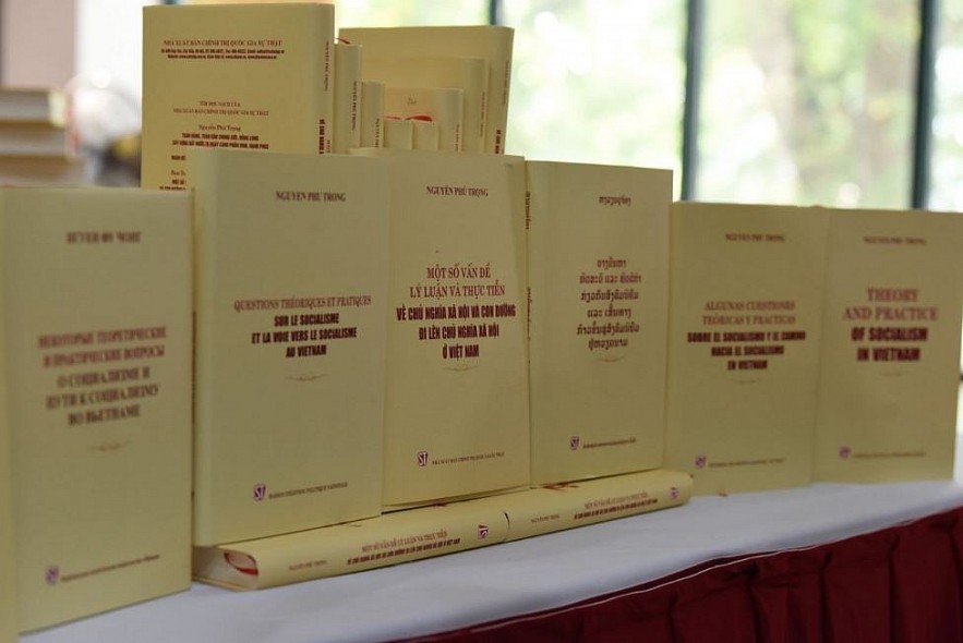 Book About Vietnam's Route to Socialism Introduced to International Friends