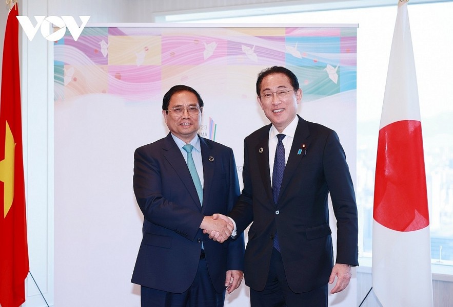 Prime Minister Pham Minh Chinh (L) and his Japanese counterpart Kishida Fumio 