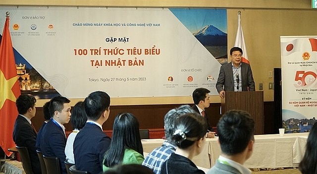 Ambassador Phạm Quang Hiệu addresses the meeting with 100 outstanding Vietnamese intellectuals in Japan. — VNA/VNS Photo Nguyễn Tuyến