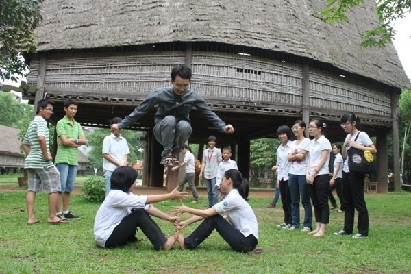Intl' Students Enjoy Vietnamese Folk Games