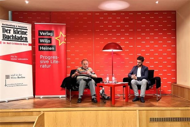 German journalist Hellmut Kapfenberger (left) at the launching ceremony of the book. Photo: VNA