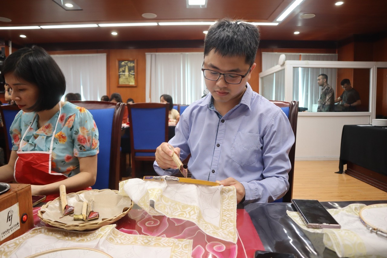 Vietnamese Youth Experience Wax Drawing on Batik Fabric