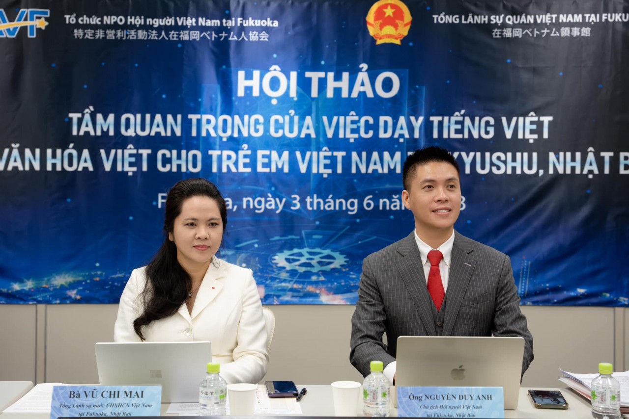 Vu Chi Mai, consul general of Vietnam in Fukuoka and Nguyen Duy Anh, president of Vietnamese Association in  Fukuoka at the workshop on June 3. Photo: Truong Quan