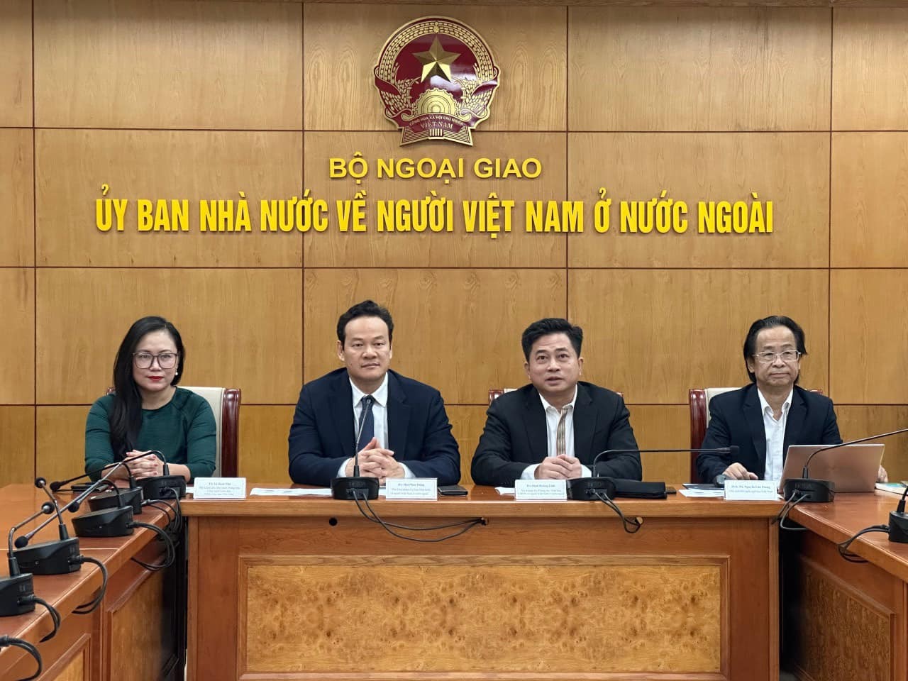 Representatives from the State Committee for OV Affairs attend virtually. Photo: Truong Quan