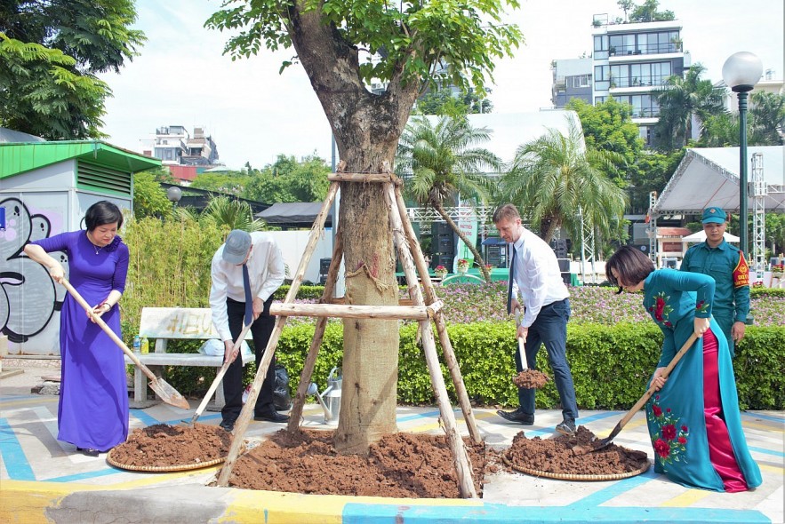 Hanoi Launches Friendship Tree Planting Program