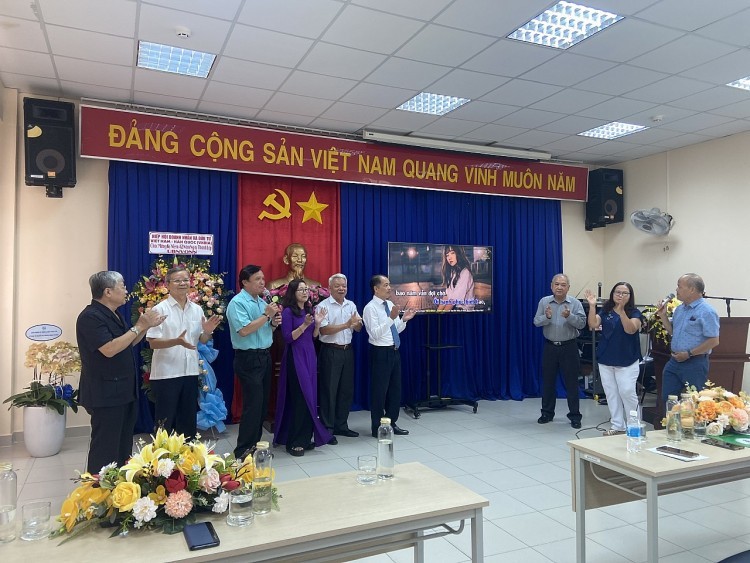 A “Bridge” to Attract and Promote Overseas Vietnamese Resources
