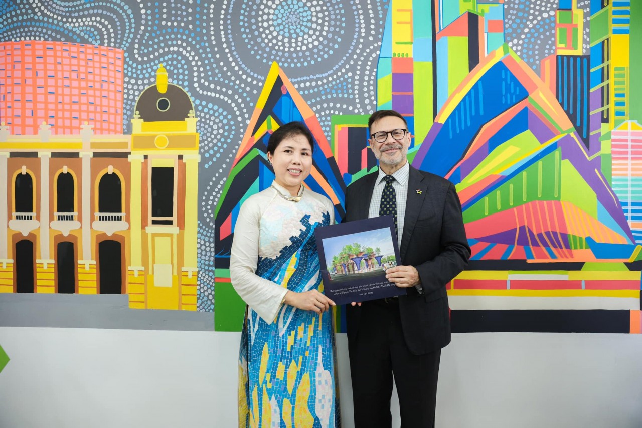 Australian Ambassador Andrew Goledzinowski next to a mural of Vietnamese-Australian architectural imprints completed by artist Nguyen Thu Thuy and associates of New Hanoi Art Company. Source: Nguyen Thu Thuy