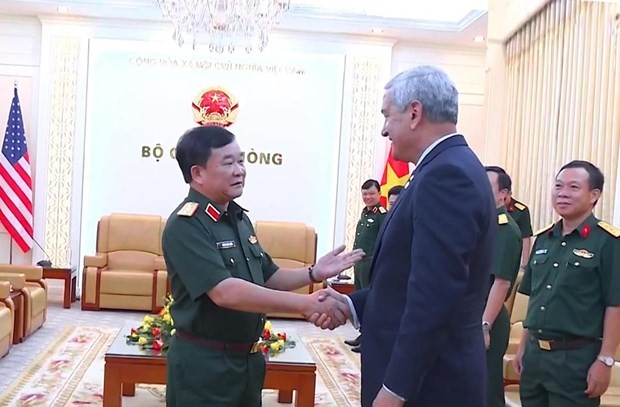 Deputy Minister of National Defence Senior Lieutenant General Hoang Xuan Chien and Director of the US Defence Prisoners of War/Missing In Action ((POW/MIA) Accounting Agency Kelly K. Mc Keague. Photo: VNA