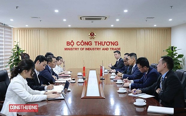 Parrticipants at the working session (Photo: congthuong.vn)