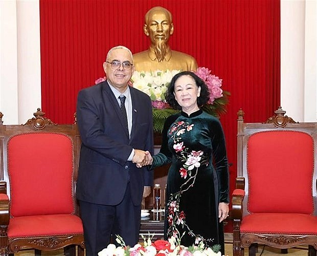 Politburo member Truong Thi Mai (R) and First Secretary of the Havana Party Committee Luis Antonio Torres Iríbar (Photo: VNA)