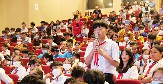 NASA Astronaut Inspires Vietnamese Youth