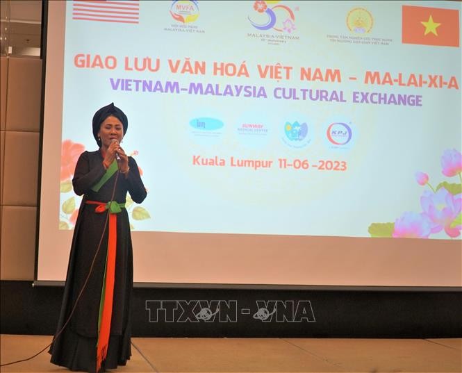 Quan ho (love duet) singing at the event. Photo: VNA