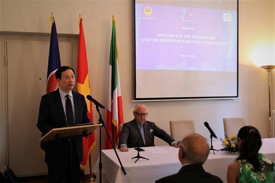 Vietnamese Ambassador Duong Hai Hung addresses the seminar (Photo: VNA)