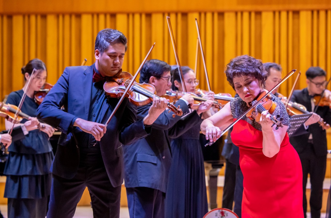 Artist Aiman Mussakhajayeva and Vietnamese violinist Bui Cong Duy. Source: Department of International Cooperation 