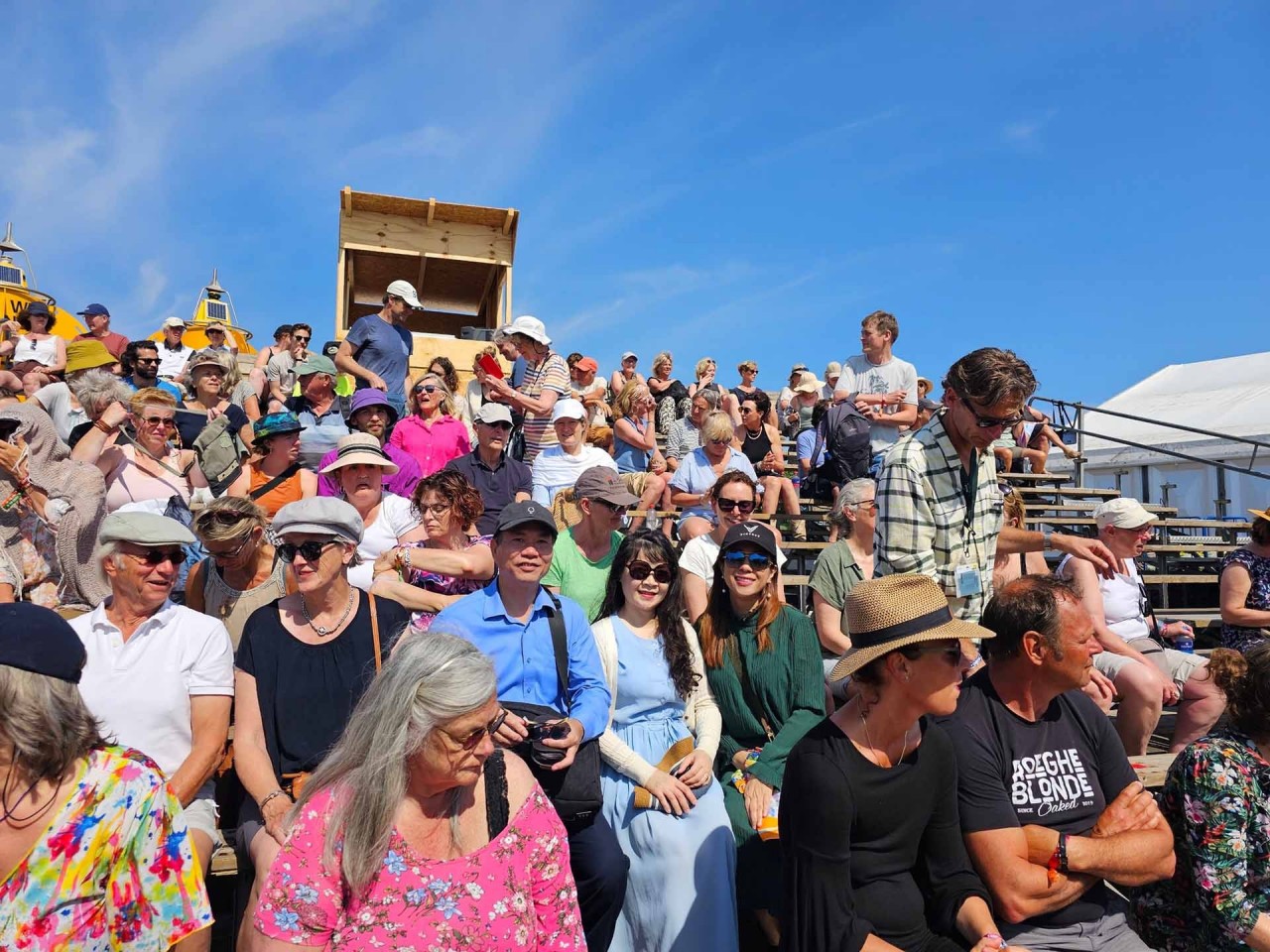 Vietnamese Ambassador to the Netherlands Pham Viet Anh and his wife visited Terschelling Island in the province of Friesland and attended the Oerol Festival. Source: TG&VN