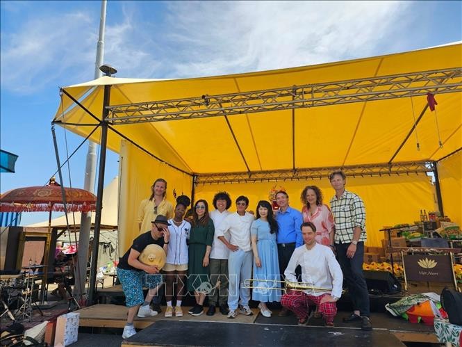 Artists of Veenfabrik Theater took souvenir photo with Vietnamese Ambassador to the Netherlands Pham Viet Anh and his wife. Photo: VNA