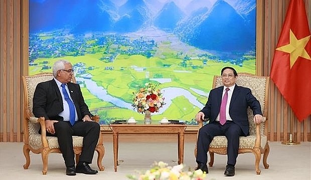 Prime Minister Pham Minh Chinh (R) receives Cuban Minister of Justice Oscar Manuel Silvera Martinez (Photo: VNA)