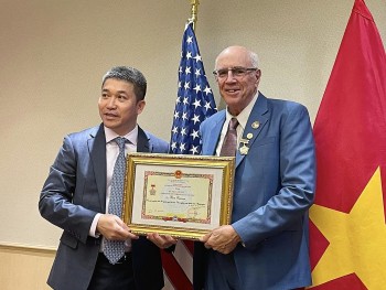 VUFO Presents Prestigious Insignias to Three American Friends
