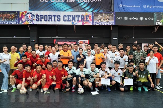 Ambassador Dinh Ngoc Linh and his wife and staff of the Vietnamese Embassy in Malaysia took pictures with the teams. Photo: VNA