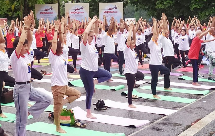 Over 1000 People Celebrate the 9th International Yoga Day in Hanoi