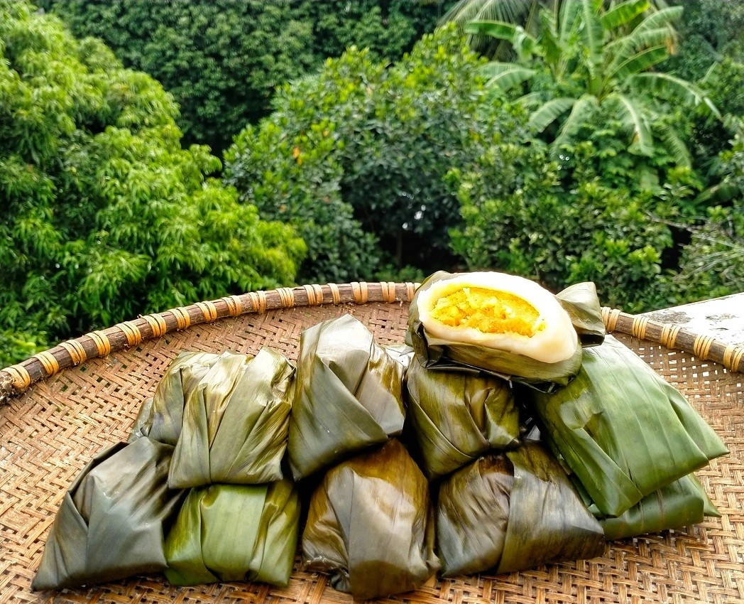 Locals Rush to Buy Traditional Nep Cake for Doan Ngo Festival