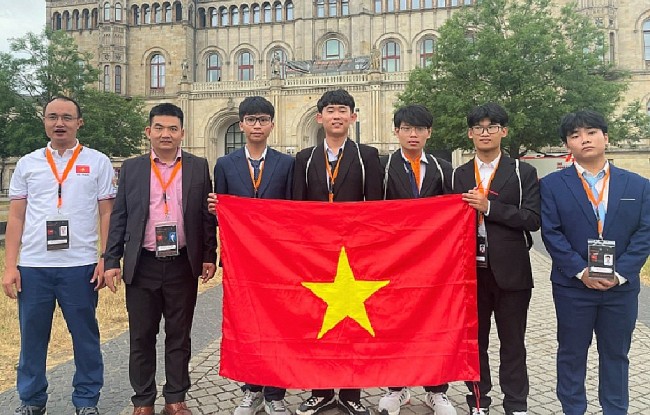 Vietnamese Students Win Medals at European Physics Olympiad