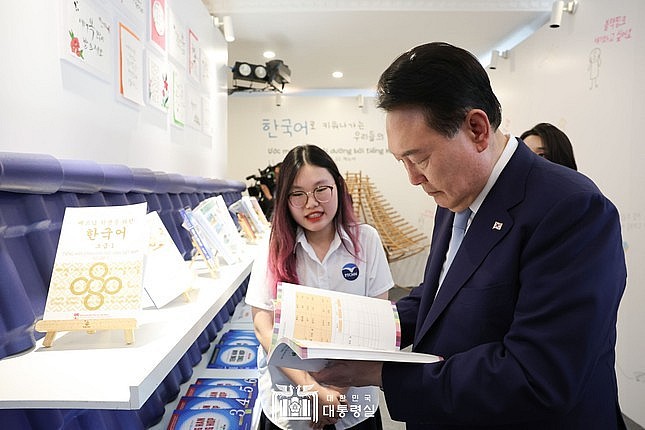 RoK President Pledges to Support Young Vietnamese in Korean Language Access