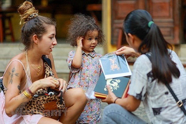 Foreign visitors to Hoi An city, a famous destination in the central province of Quang Nam (Photo: VNA)