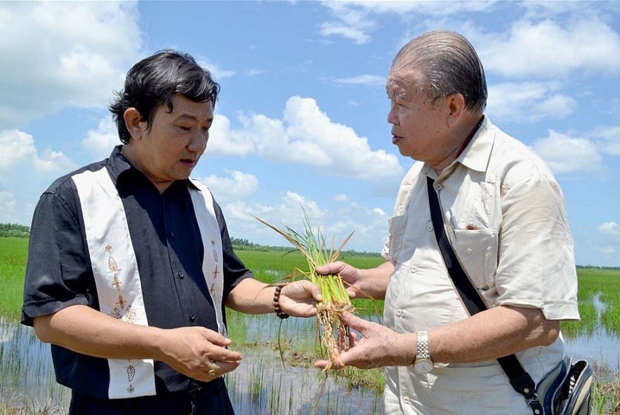 Prof. Vo Tong Xuan Builds Friendship with Sierra Leone Farmers Through Rice Cultivation