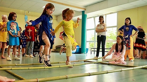 Local children enjoy Vietnamese folk games (Photo: VNA)