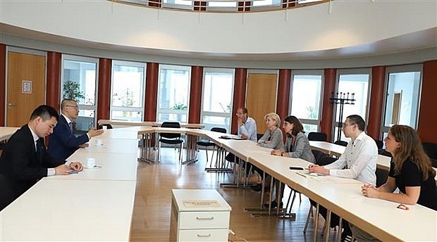At the working session (Photo: VNA)