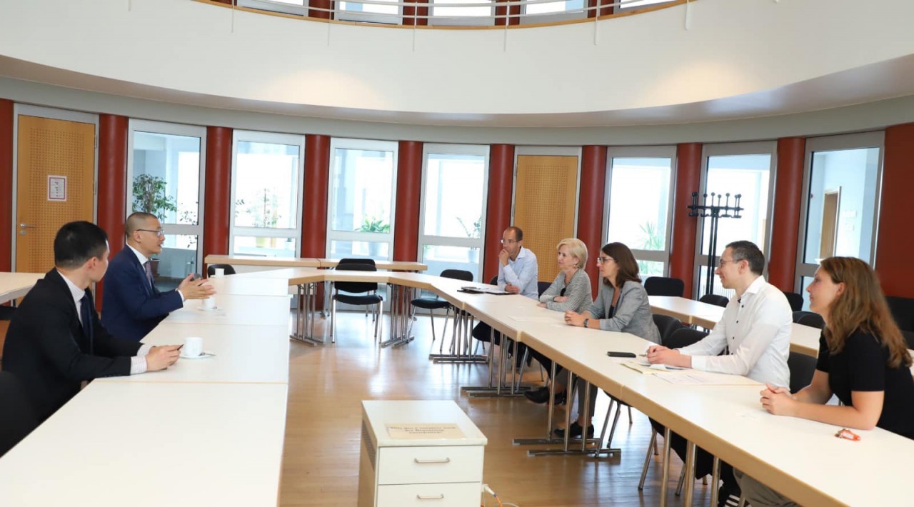 At the working session. Photo: VNA