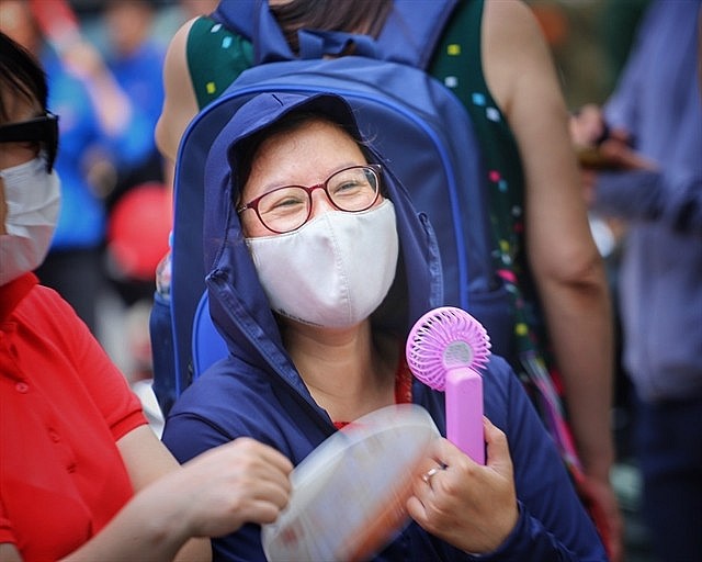 A woman uses a handheld fan in Hà Nội. The average temperature of July this year. — VNA/VNS Photo