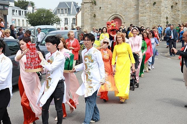 Parade to promote Vietnamese culture in the centre of Larmor Plage city.