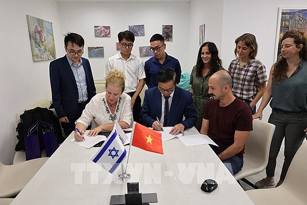 At the signing ceremony of the MoU on cooperation between VinUni and Sheba Medical Center (Photo: VNA)