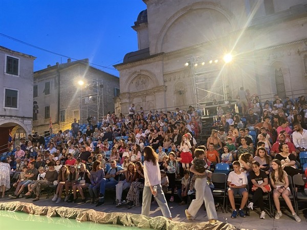 Audiences who came to watch the Vietnamese puppet show were extremely excited