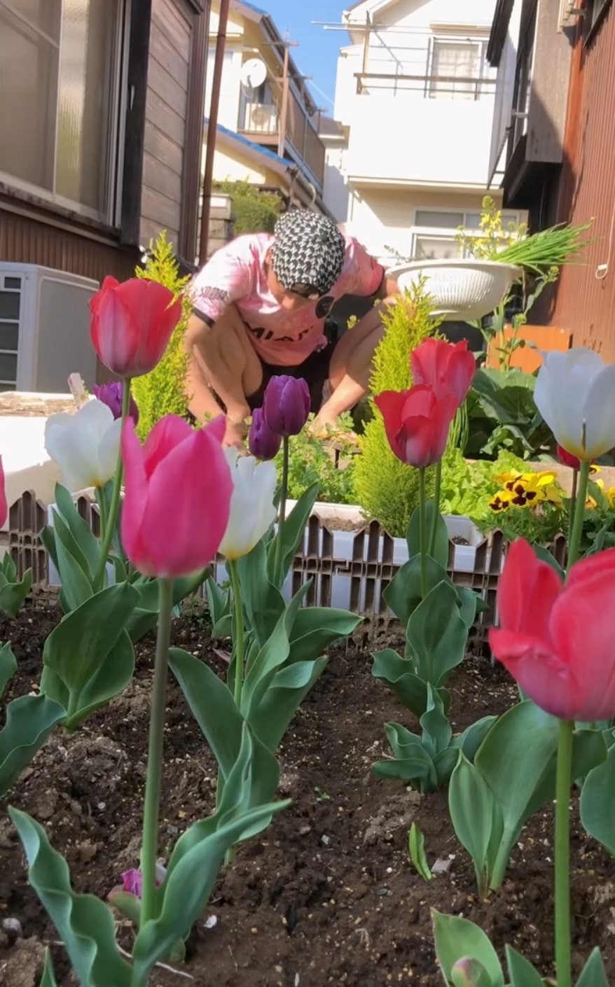Nguyen Luan with his flowers. Photo: Nguyen Luan 