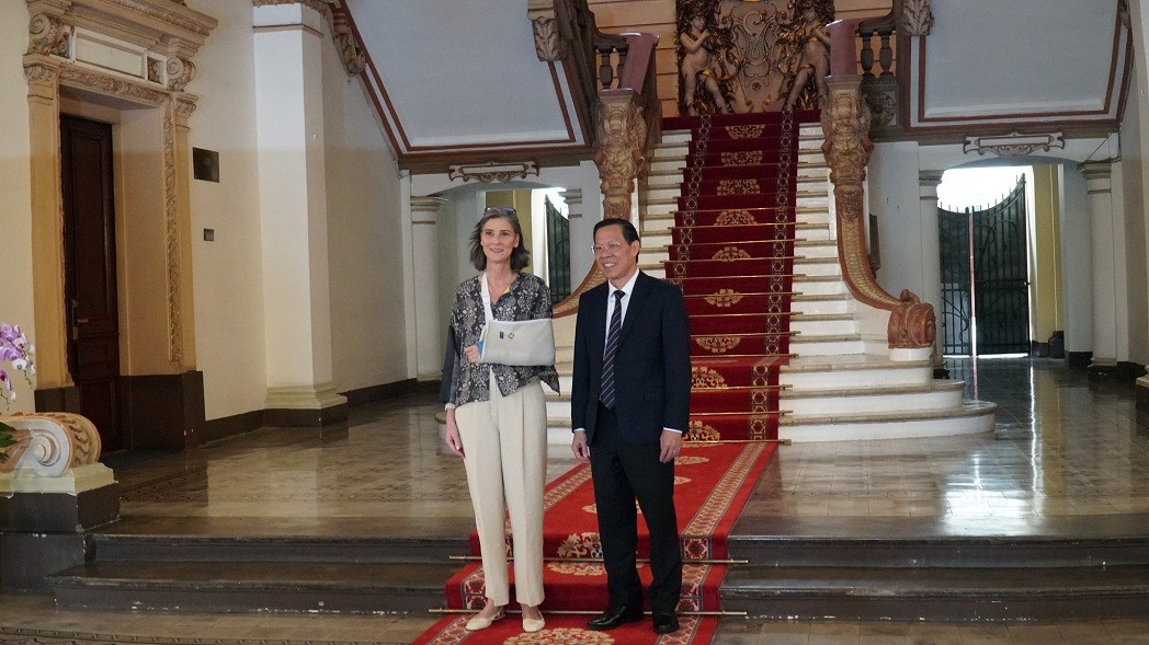 Chairman of the Ho Chi Minh City People’s Committee Tran Van Mai (R) receives UNDP Resident Representative in Vietnam Ramla Khalidi. Photo: VNA
