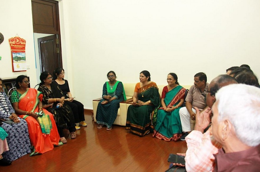 Indian Friends Visit Quoc Tu Giam, Try Woodblock Printing