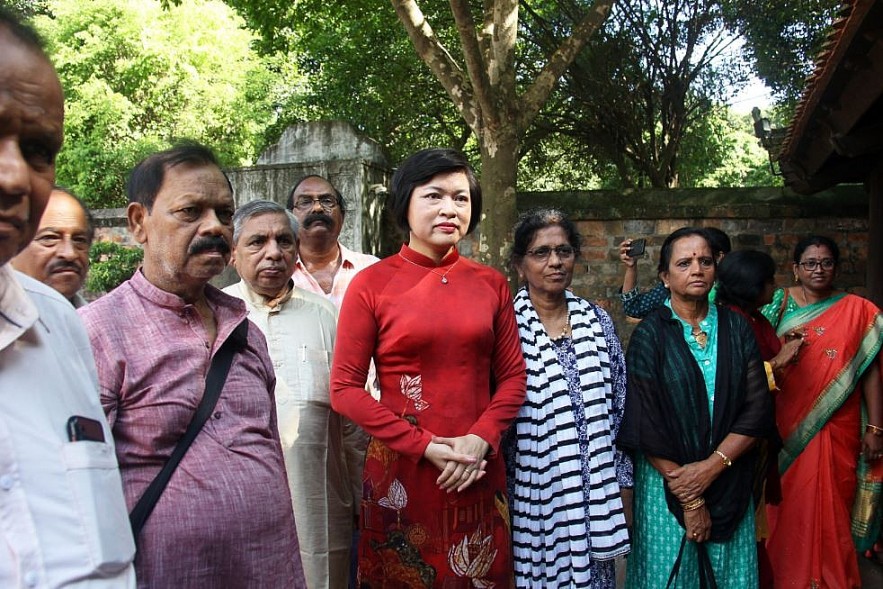 Indian Friends Visit Quoc Tu Giam, Try Woodblock Printing