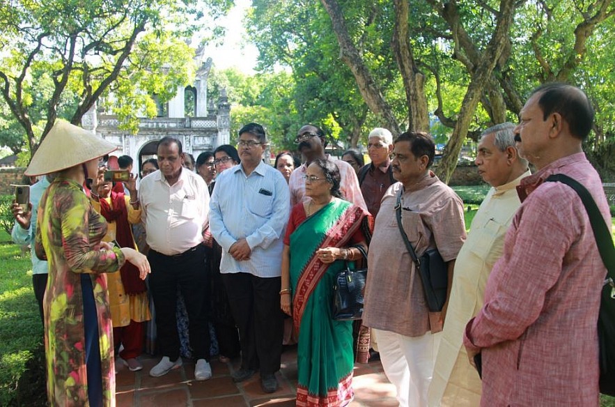 Indian Friends Visit Quoc Tu Giam, Try Woodblock Printing