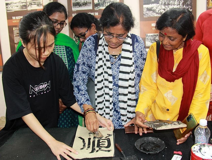 Indian Friends Visit Quoc Tu Giam, Try Woodblock Printing