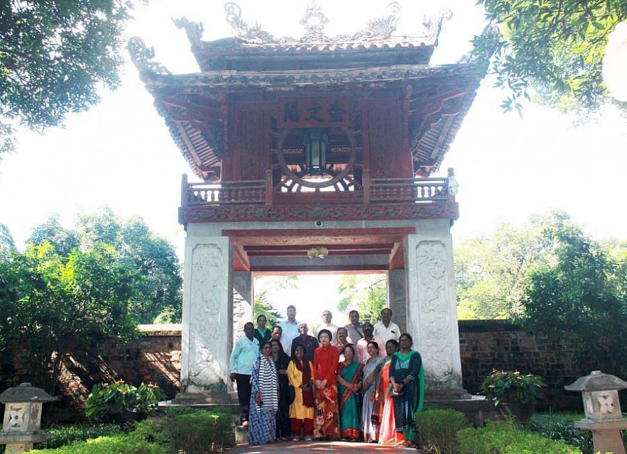 Indian Friends Visit Quoc Tu Giam, Try Woodblock Printing